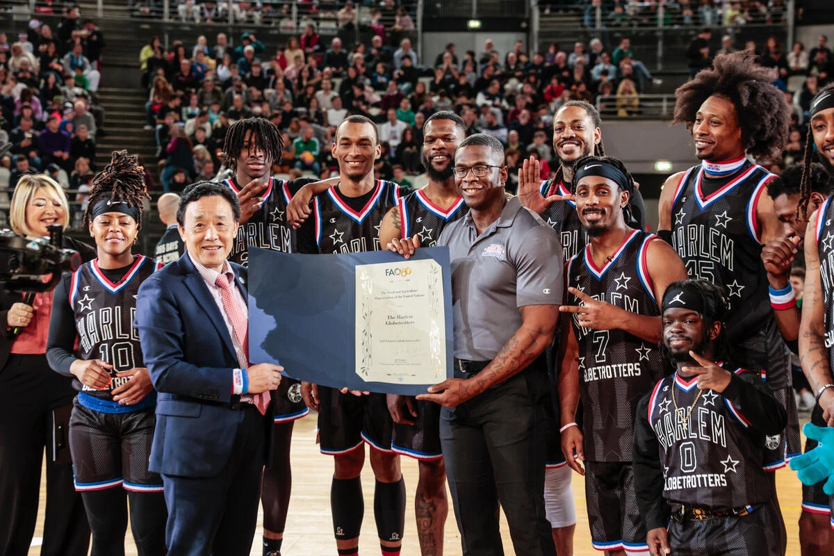 FAO Director-General QU Dongyu joined the team centre court